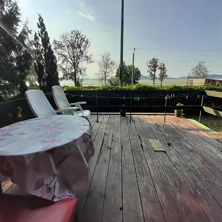 Balatonra Panoramas Fahaz Stranddal Szemben Alpesi faház Fonyód